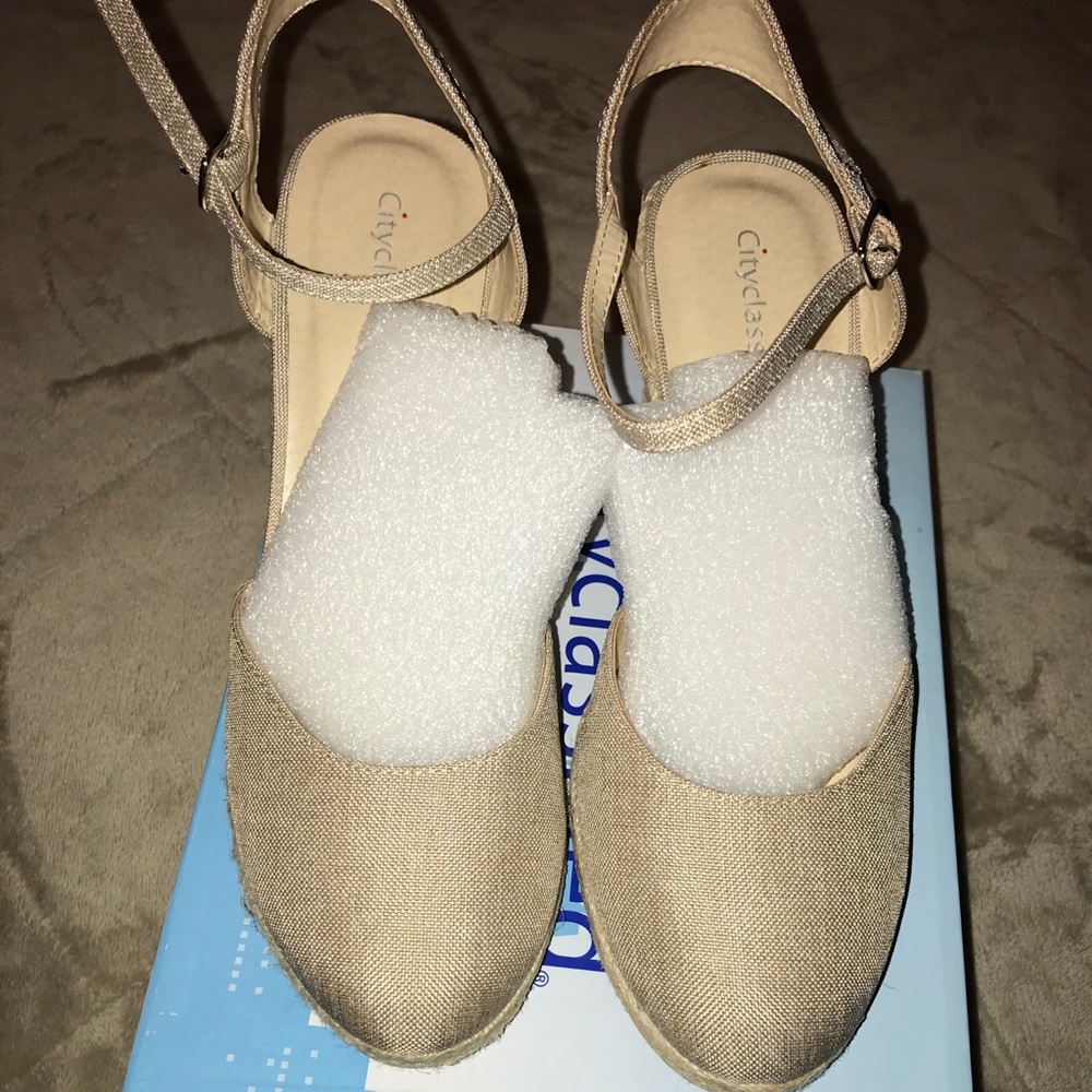 NEW CREAM COLOR WEDGES